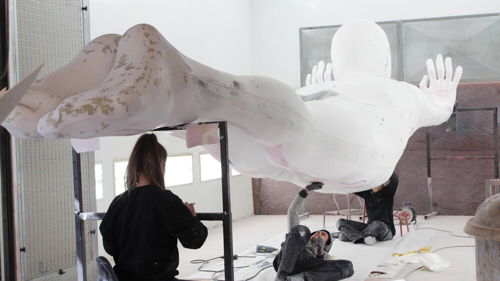 Een handstand in NEMO, een polyester kunstwerk voor NEMO's nieuwe tentoonstelling Humania. Het grote polyester beeld werd ontworpen door kunstenaar Florentijn Hofman en gemaakt door Blowups Reclameobjecten in Heijen.